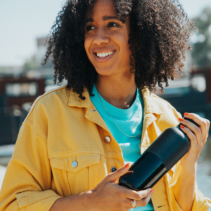 daily-on-the-go-set-x3 20oz_rise_classic_insulated_bottle_black_woman_smile_square.jpg