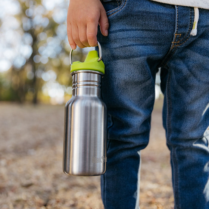 classic-kid-sippy-cap-t0 K12CNSIPPY-BS-kids_sippy_bottle_carry_lifestyle_f9e24b84-a0ae-465d-aad5-3c60c5592b7d.jpg