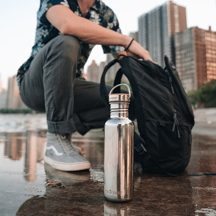 27oz-reflect-with-bamboo-cap-s8 K27SSLRF-MS-BAMBOO_reflect-bottle_city_lifestyle_ff882516-9bd8-49cf-b515-736a0a9c889f.jpg